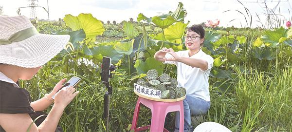新股配资门户网 村支书直播“吆喝”, 土货变身“香饽饽”